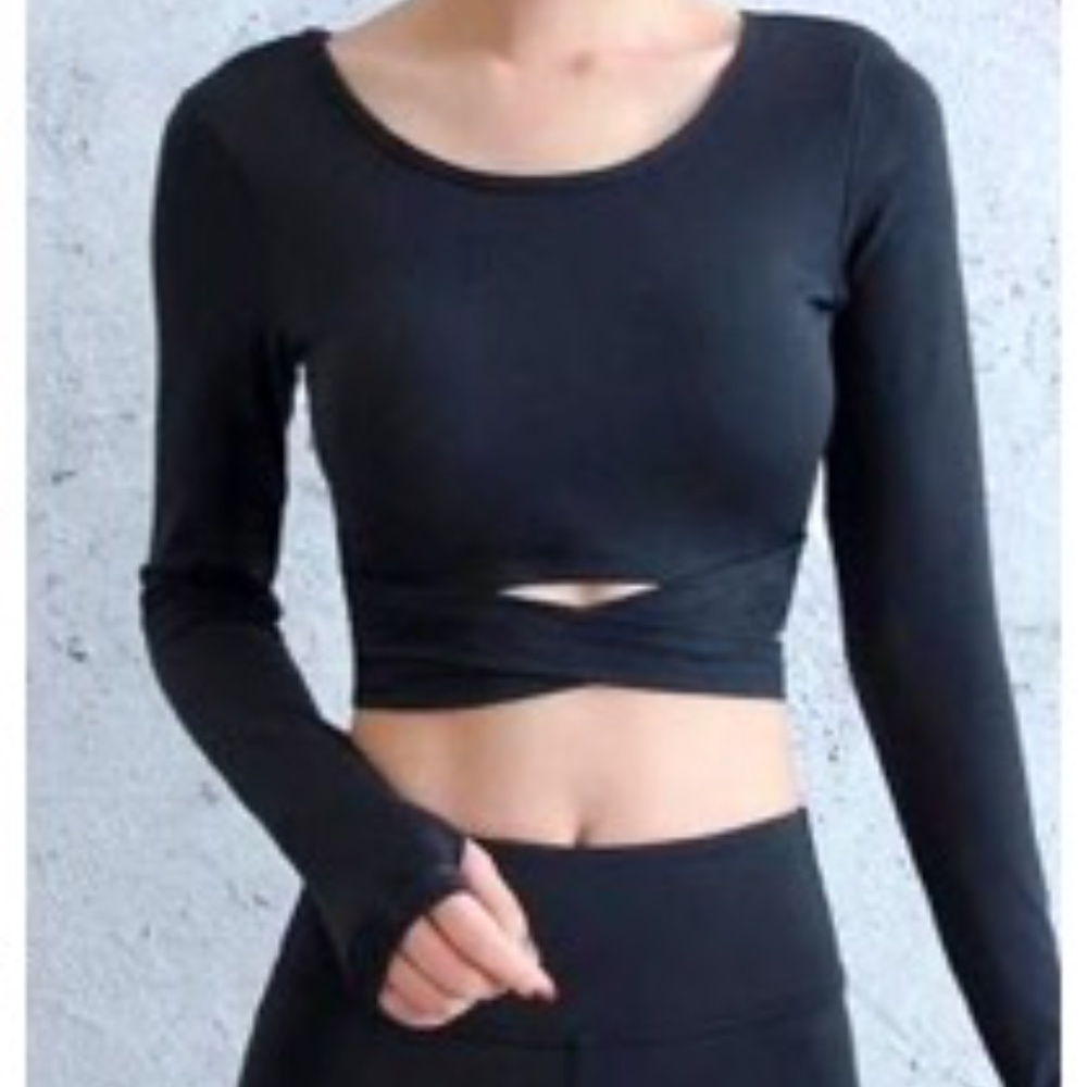NWT Astoria LUXE Crossed Sports Crop - Black